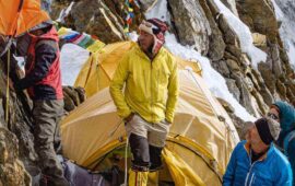 Come Trovare Keyword Giuste Per Piccole Aziende - Immagine Di Alpinisti Che Sostano In Alta Montagna Con Tende